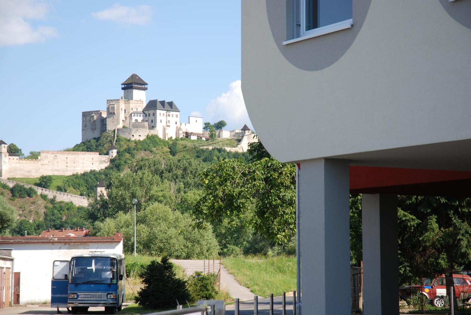 ホテル ペンジオン ロイヤル Trenčín エクステリア 写真